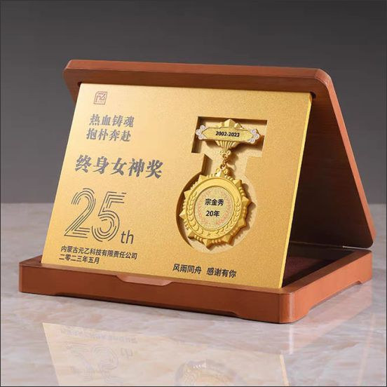 IWT 104 - Exclusive Crystal Wooden Award